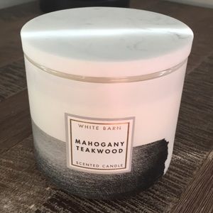 NEW MAHOGANY TEAKWOOD BATH AND BODY WORKS CANDLE!!